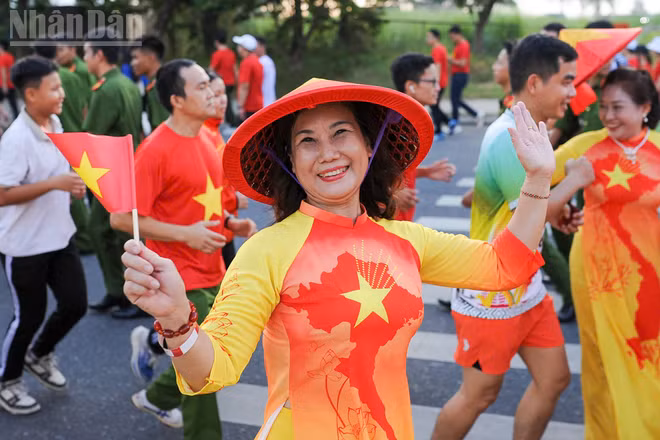 Người dân Đà Nẵng hưởng ứng dịp kỷ niệm 80 năm Cách mạng Tháng Tám và Quốc khánh 2/9.