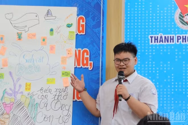 Các bạn học sinh trình bày dự án trong khuôn khổ dự án “Tuổi trẻ Đà Nẵng - Hành động xanh vì biển quê hương” năm 2026.