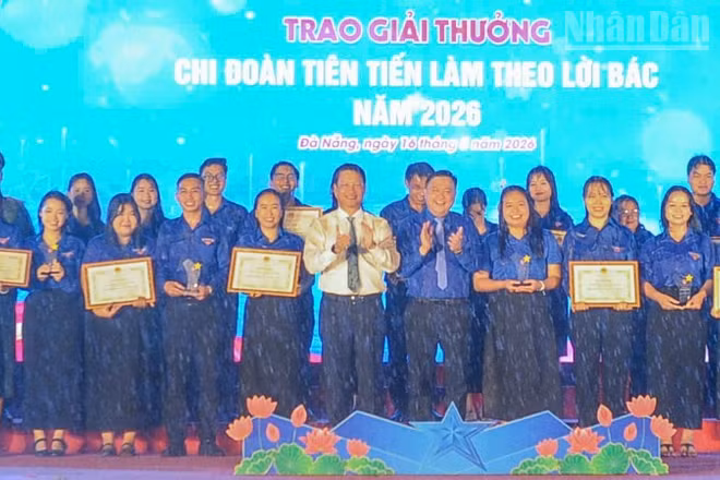 Lễ tuyên dương Thanh niên tiên tiến làm theo lời Bác và Chi đoàn tiên tiến làm theo lời Bác năm 2026 trong cơn mưa lớn bất chợt.