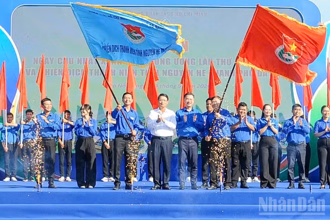 Các đại biểu thực hiện nghi thức phát động lễ ra quân Chiến dịch Thanh niên tình nguyện Hè năm 2026.