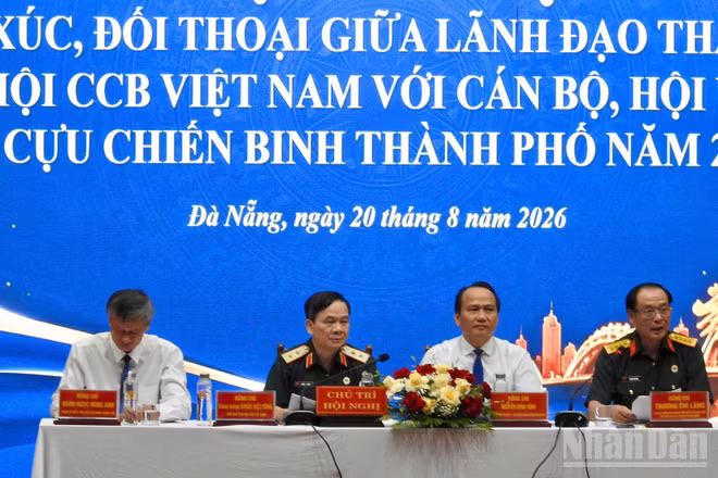 Các đồng chí chủ trì hội nghị tiếp xúc, đối thoại giữa lãnh đạo thành phố, Hội Cựu chiến binh Việt Nam với cán bộ, hội viên cựu chiến binh thành phố Đà Nẵng năm 2026. (Ảnh: Thanh Tùng)