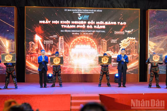 Các đại biểu thực hiện nghi thức khai mạc. (Ảnh: Công Vinh)