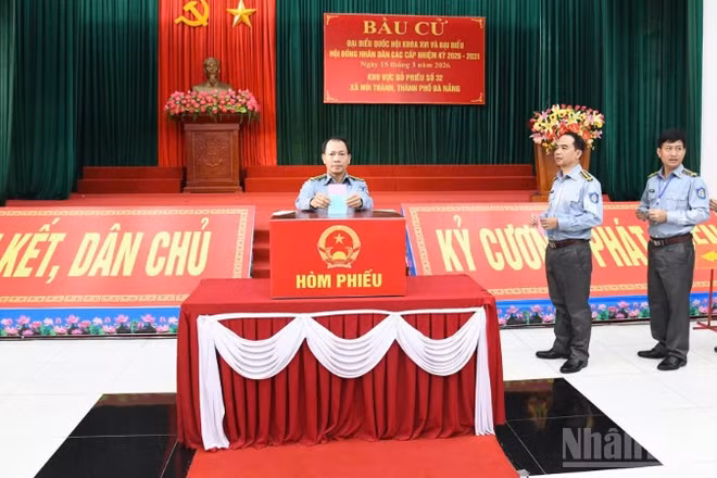 Các cử tri Chi đội Kiểm ngư số 3 bỏ phiếu bầu cử.
