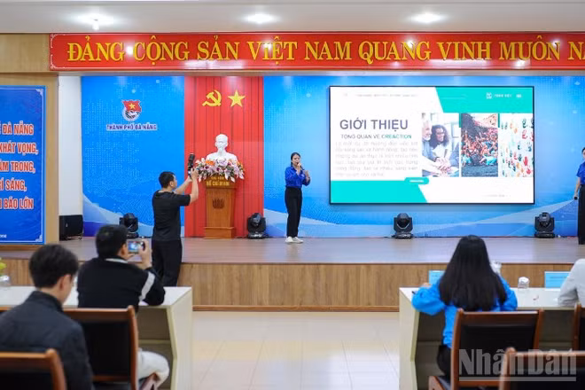 Đoàn viên thanh niên thuyết trình dự án đổi mới sáng tạo vì cộng đồng.