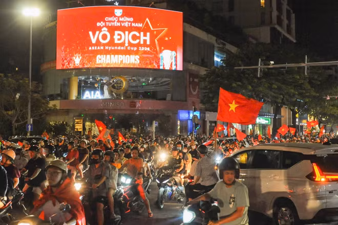 Người dân Đà Nẵng ăn mừng chiến thắng của đội tuyển bóng đá Việt Nam. (Ảnh: Công Vinh)