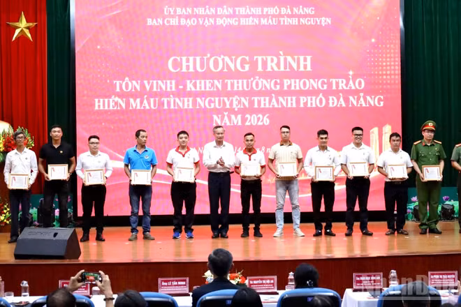 Đại diện lãnh đạo thành phố trao Kỷ niệm chương “Vì sự nghiệp Nhân đạo” của Ban Chấp hành Trung ương Hội Chữ thập đỏ Việt Nam cho các cá nhân. (Ảnh: CÔNG VINH)