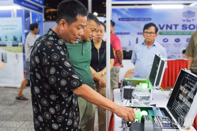 Người dân tham quan hội chợ triển lãm sản phẩm tiết kiệm năng lượng và chuyển đổi xanh năm 2026. (Ảnh: Công Vinh)