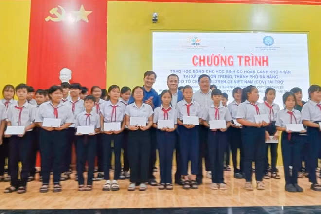 Ban Tổ chức trao học bổng cho học sinh có hoàn cảnh khó khăn trên địa bàn xã Quế Sơn Trung.