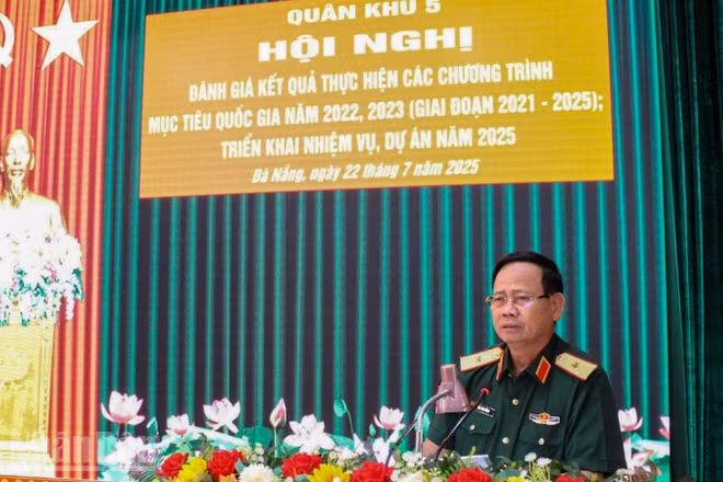 Thiếu tướng Hứa Văn Tưởng. Phó Tư lệnh Quân khu, Trưởng ban chỉ đạo thực hiện các dự án trong Chương trình mục tiêu quốc gia phát biểu chỉ đạo tại hội nghị.