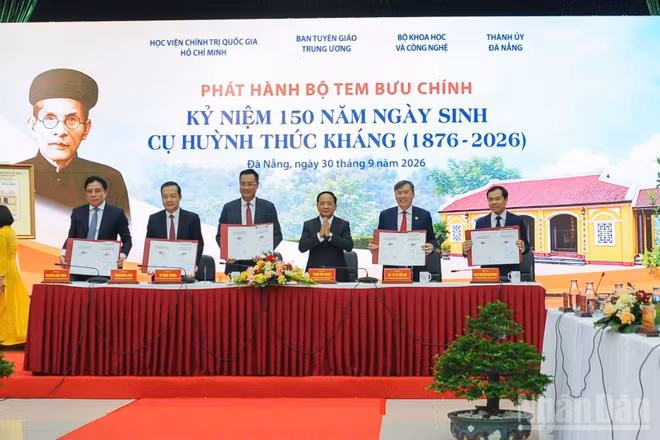 Đồng chí Trịnh Văn Quyết, Ủy viên Bộ Chính trị, Bí thư Trung ương Đảng, Trưởng Ban Tuyên giáo Trung ương (thứ ba từ phải qua) và các đồng chí dự hội thảo thực hiện nghi thức phát hành Bộ tem bưu chính kỷ niệm 150 năm ngày sinh cụ Huỳnh Thúc Kháng (1/10/1876-1/10/2026). (Ảnh: CÔNG VINH)