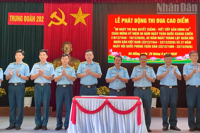 Lãnh đạo, chỉ huy Trung đoàn chứng kiến buổi ký kết giao ước thi đua. (Ảnh: THANH NAM)