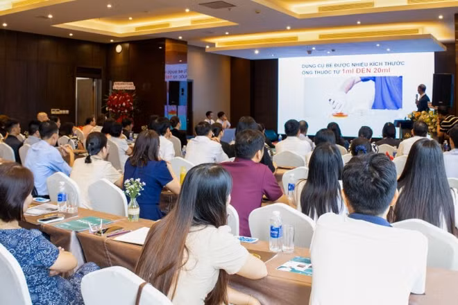 Quang cảnh lễ ra mắt dụng cụ bẻ ống thuốc an toàn V-AmpPro.