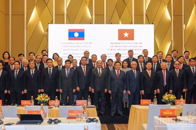 Các đại biểu tại hội thảo chụp hình lưu niệm.