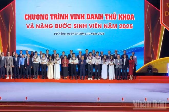 Các đại biểu chụp hình lưu niệm với 9 thủ khoa của các cơ sở đào tạo thành viên của Đại học Đà Nẵng. 