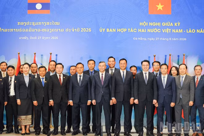 Đại biểu hai nước chụp hình lưu niệm. (Ảnh: CÔNG VINH)