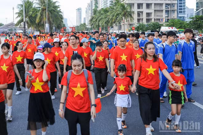 Người dân tham gia Chương trình đi bộ “Cùng Việt Nam tiến bước” năm 2025 trên địa bàn thành phố Đà Nẵng. (Ảnh: Công Vinh)
