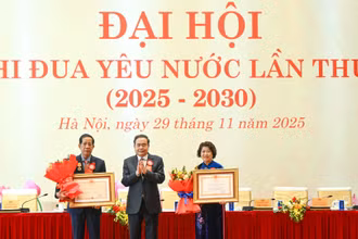 Chủ tịch Quốc hội Trần Thanh Mẫn trao Huân chương Độc lập hạng Ba cho đồng chí Đặng Thuần Phong và Huân chương Lao động hạng Nhì cho đồng chí Nguyễn Thị Lệ Thủy. (Ảnh: DUY LINH)