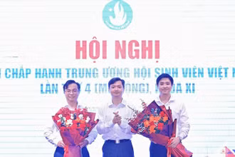 Bí thư Trung ương Đoàn, Chủ tịch Hội Sinh viên Việt Nam Nguyễn Minh Triết (ở giữa) tặng hoa chúc mừng hai Phó Chủ tịch Hội Sinh viên Việt Nam nhiệm kỳ 2023-2028.