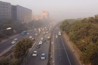 Khói mù ô nhiễm bao phủ bầu trời tại New Delhi, Ấn Độ. (Ảnh: ANI/TTXVN)