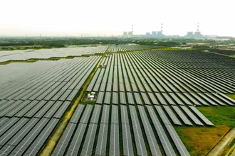 Nhà máy điện gió Hàn Quốc-Trà Vinh (thị xã Duyên Hải, tỉnh Trà Vinh), có 12 tua-bin gió công suất 48MW, được lắp đặt trên biển với chiều dài 4,2km đường dẫn, cung cấp lượng điện năng hơn 155 triệu KWH/năm. (Ảnh: Vũ Sinh – TTXVN)