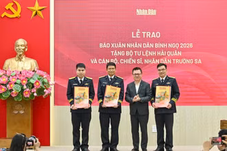 Báo Nhân Dân trao 5.000 số báo Xuân Bính Ngọ tặng cán bộ, chiến sĩ biên giới, hải đảo