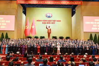 Ban Chấp hành Trung ương khóa XIV Đảng Cộng sản Việt Nam ra mắt Đại hội. (Ảnh: Báo Nhân Dân)