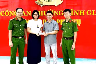 Công an phường Tĩnh Gia tổ chức cho hai công dân giao, nhận tài sản.