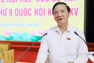Phó Chủ tịch Quốc hội Nguyễn Khắc Định phát biểu tại buổi tiếp xúc cử tri tỉnh Hưng Yên.