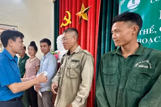 Đồng chí Hoàng Xuân Lợi, Phó Bí thư Đảng ủy, Trưởng phòng Tổ chức - cán bộ Công ty Cổ phần cao-su Điện Biên trao thưởng các cá nhân thuộc đội Mường Pồn có kết quả sản xuất xuất sắc. 