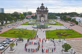 Cộng đồng người Việt cùng nhau xếp hình số "80" để chào mừng 80 năm Quốc khánh Việt Nam. (Ảnh: Đỗ Bá Thành/PV TTXVN tại Lào)