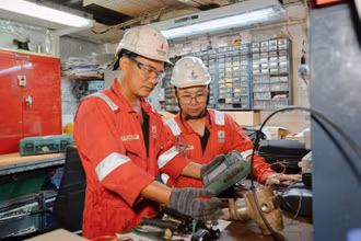 Các kỹ sư, công nhân làm việc tại mỏ Đại Hùng.