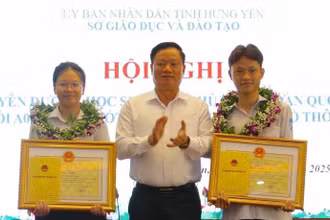 Chủ tịch Ủy ban nhân dân tỉnh Hưng Yên Nguyễn Khắc Thận trao Bằng khen của tỉnh cho 2 thí sinh thủ khoa khối A00 đạt điểm tuyệt đối 30/30 điểm.