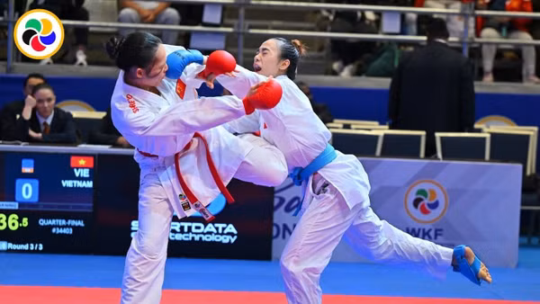 Nguyễn Thị Diệu Ly (phải) giành Huy chương vàng duy nhất tại Giải vô địch karate châu Á 2026.