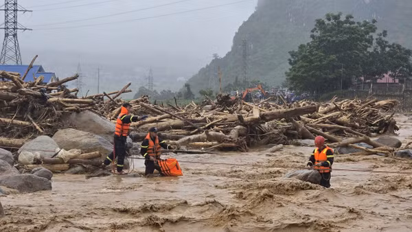 Lực lượng cứu hộ vượt lũ dữ tiếp cận những nơi bị cô lập, giải cứu người dân mắc kẹt. Ảnh: TRẦN TUẤN 