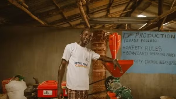 Mohamed Preecious Gbondo bên "cơ ngơi" của mình.