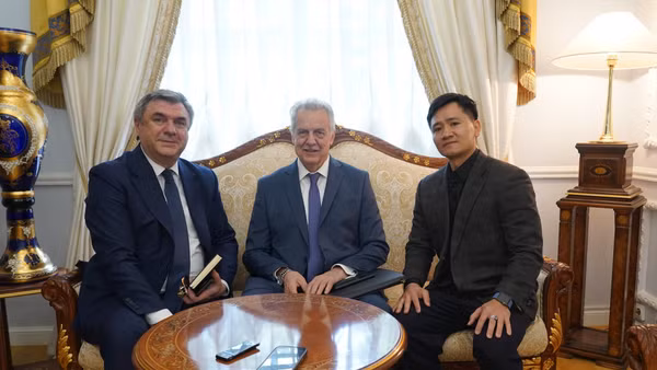 Tác giả cùng Chủ tịch Ủy ban Đối ngoại thành phố Saint Petersburg Evgeny Grigoriev (giữa) và Phó Chủ tịch Vyacheslav Kalganov (bên trái).