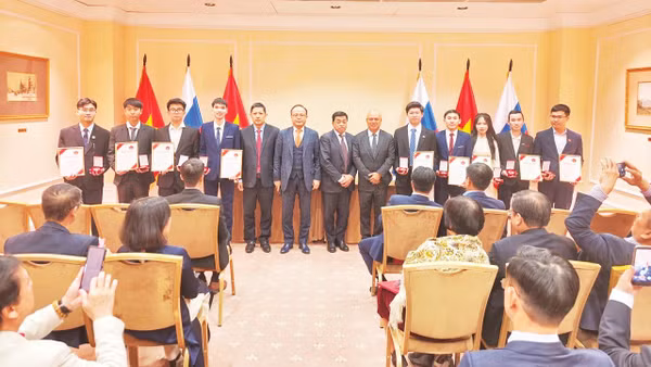 Quỹ “Truyền thống và Hữu nghị” trao tặng bằng khen những sinh viên có thành tích học tập xuất sắc.