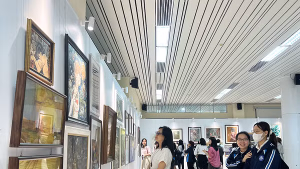 Không gian triển lãm trong buổi khai mạc, ngày 22/8. Ảnh: Như An