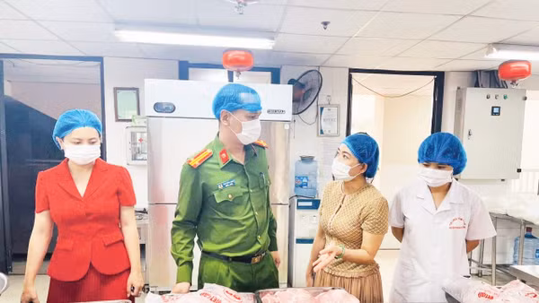Một buổi kiểm tra bếp ăn của Trường tiểu học Thăng Long, Hà Nội, với sự tham gia của đại diện cán bộ phường, hội phụ huynh học sinh và Ban giám hiệu nhà trường.