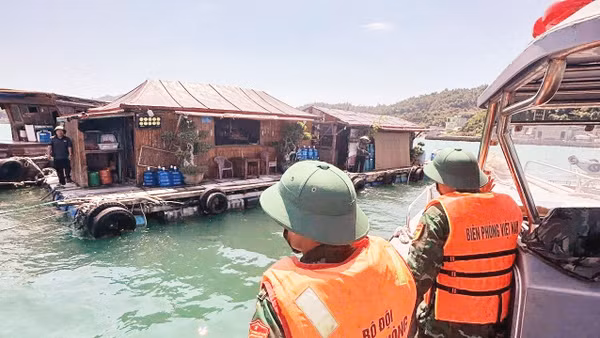 Bộ đội Biên phòng Quảng Ninh kêu gọi tàu thuyền về nơi tránh trú bão số 4. 