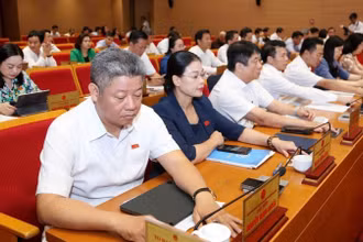 Đại biểu Hội đồng nhân dân thành phố Hà Nội biểu quyết thông qua các chương trình, Nghị quyết tại kỳ họp thứ 25.