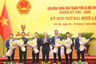 Chủ tịch Hội đồng nhân dân thành phố Hà Nội Nguyễn Ngọc Tuấn chúc mừng các đồng chí nhận nhiệm vụ mới.