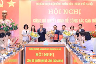 Chủ tịch Hội đồng nhân dân thành phố Hà Nội Nguyễn Ngọc Tuấn chúc mừng các đồng chí nhận nhiệm vụ mới. 