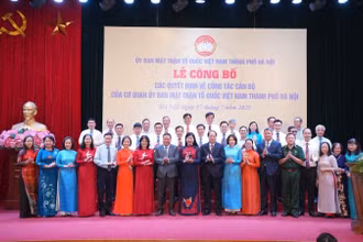 Hoàn thiện bộ máy tổ chức để triển khai ngay công tác Mặt trận cùng với hoạt động của chính quyền địa phương 2 cấp.