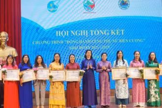 Biểu dương các tập thể, cá nhân có thành tích xuất sắc trong thực hiện Chương trình "Đồng hành cùng phụ nữ biên cương". 