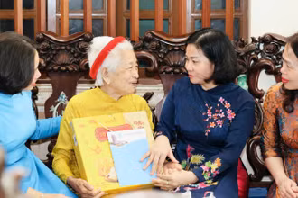 Chủ tịch Hội Liên hiệp Phụ nữ Việt Nam Nguyễn Thị Tuyến thăm hỏi Bà mẹ Việt Nam Anh hùng Lê Thị Thanh. (Ảnh: THU HÀ)