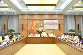 Quang cảnh cuộc làm việc của Đoàn giám sát. 