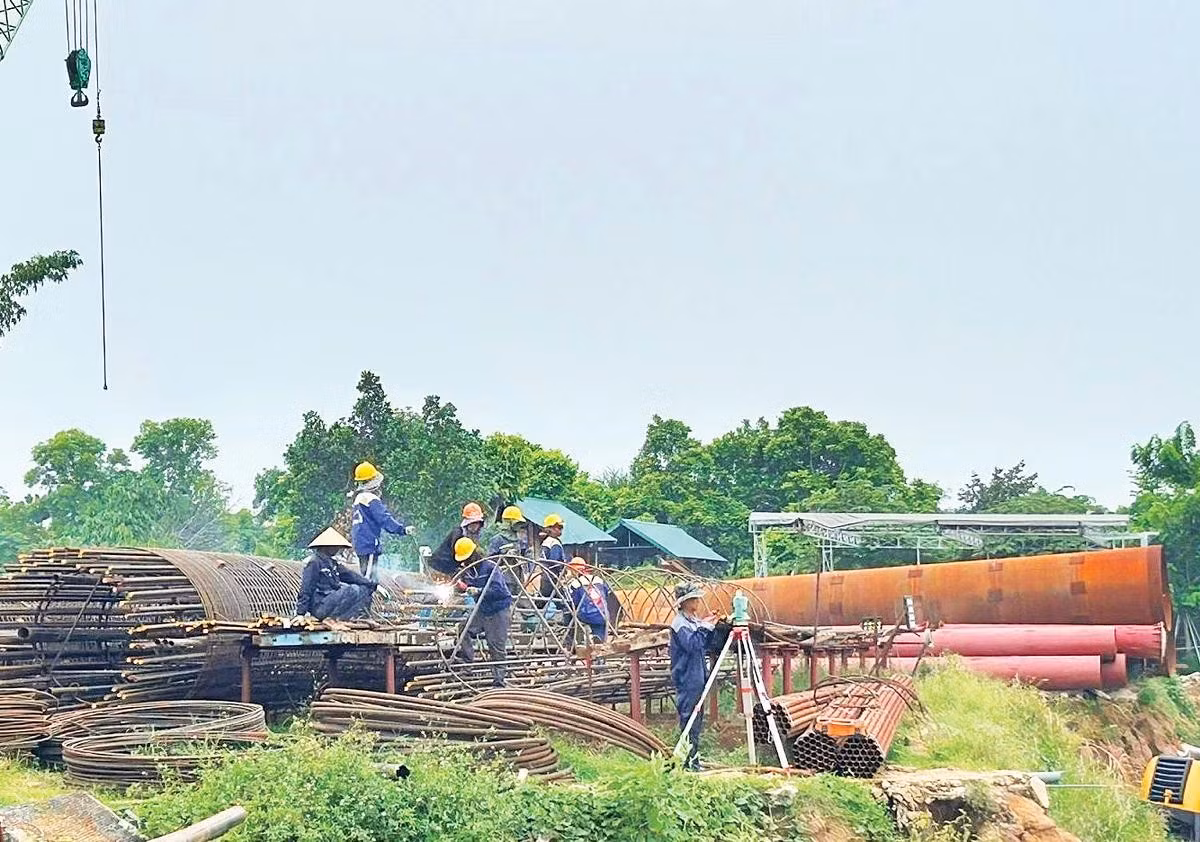 Công nhân gia cố cốt thép trụ cầu.