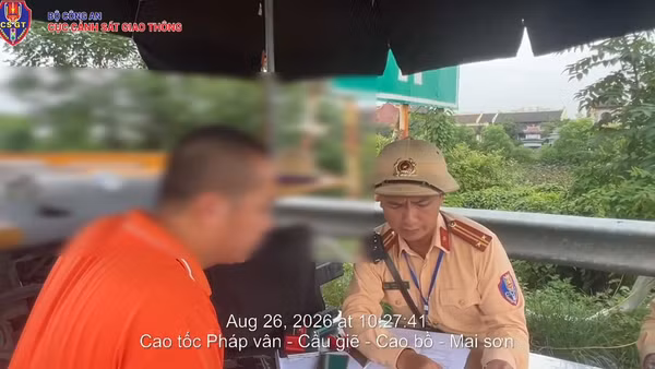 Lái xe Nguyễn V.Đ bị xử phạt vì giữ khoảng cách không an toàn khi tham gia giao thông trên cao tốc Mai Sơn-Quốc lộ 45. (Ảnh: Trích từ video của Cục Cảnh sát Giao thông)