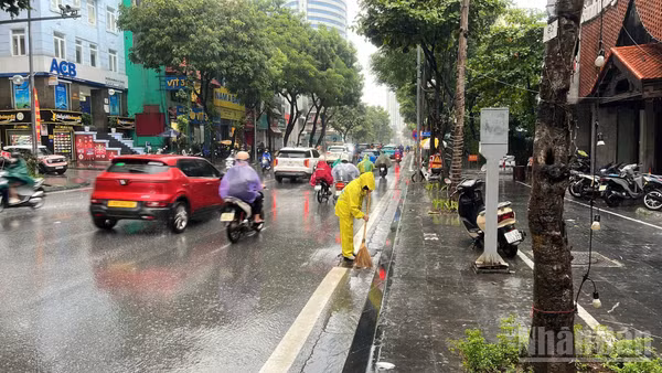 Dù mưa lớn từ sáng 22/8 nhưng đường phố Hà Nội không hề bị ngập nước.